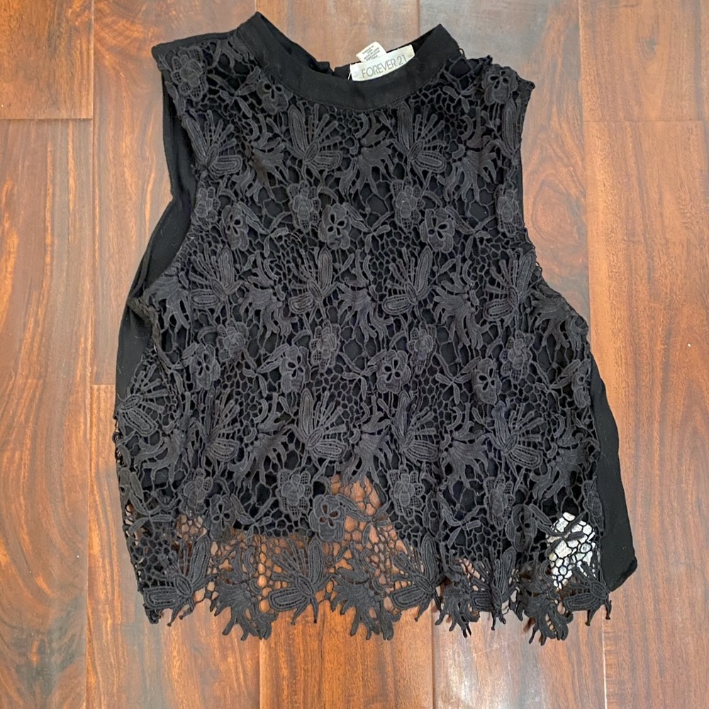 Women’s Forever 21 Lace Crop Top